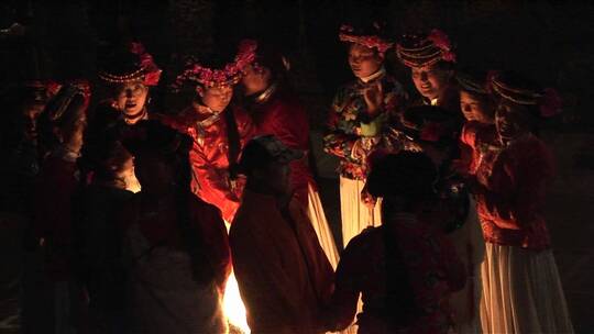 少数民族在火堆旁举行仪式