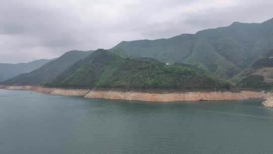 山水相依的自然风光湖泊全景