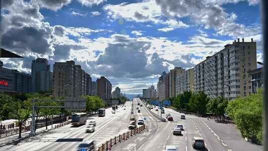 北京蓝天白云三环路道路车流川流不息