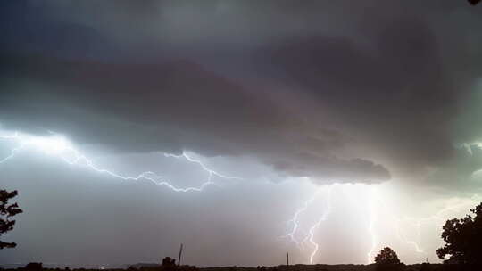 狂风暴雨闪电雷云