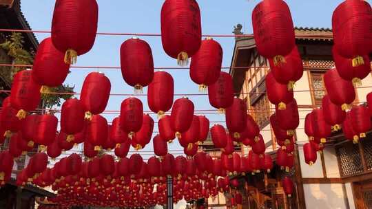 古街悬挂的红色灯笼