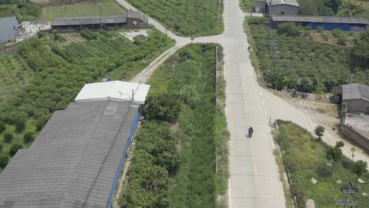 航拍摩托车行驶在乡村道路乡村公路原始视频视频素材模板下载