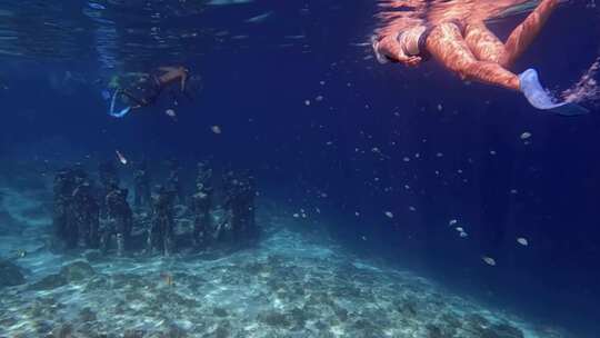比基尼美女潜水探险鱼群珊瑚礁雕像海底美景