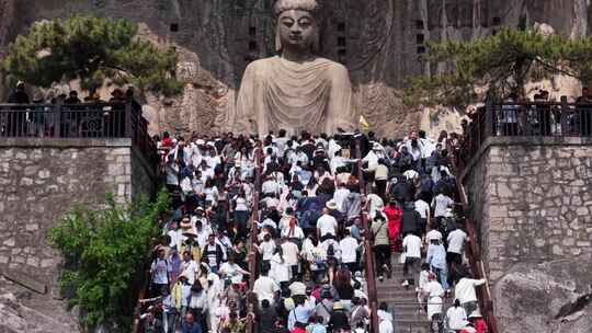 洛阳龙门石窟人山人海