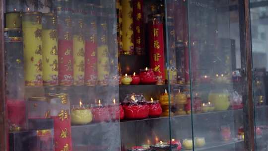 寺院燃烧的蜡烛视频素材模板下载