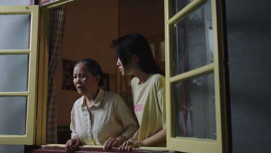 老人与女孩窗边互动场景