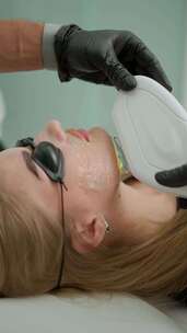 激光面部治疗程序戴防护眼镜的患者接受激光