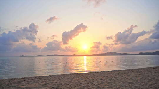 热带海滩和海上美丽的日落