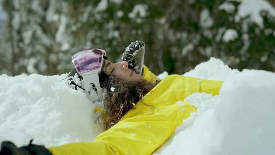 特写躺在雪地里的女生