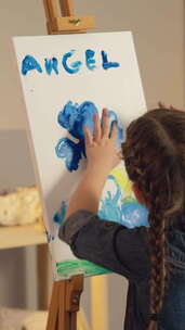 垂直视频儿童艺术女孩手指画