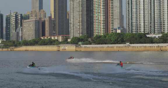 运动员驾驶动力冲浪板滑过湘江河面