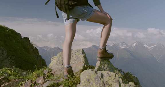 女子登山时站在岩石上眺望远方群山