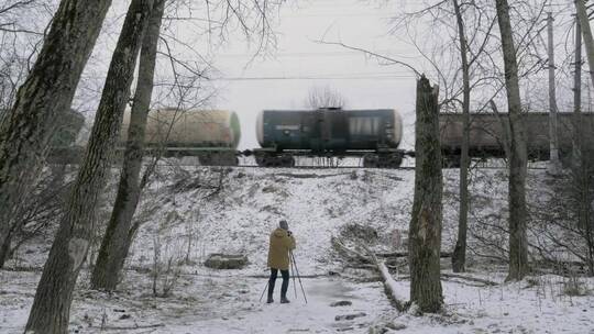 抓拍一列开往森林的火车