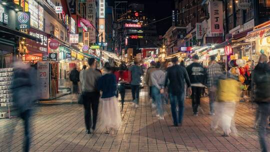 首尔夜晚街头来往的行人延时视频素材模板下载