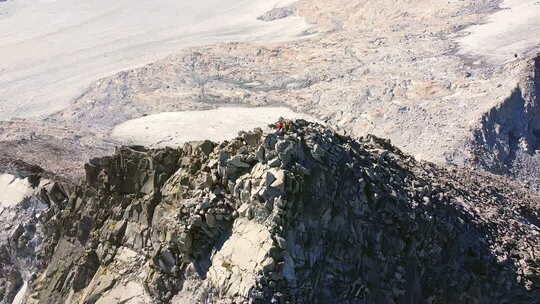 高山上的登山者远景画面