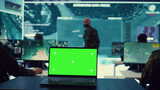 军事基地指挥中心笔记本电脑上运行的绿屏高清在线视频素材下载