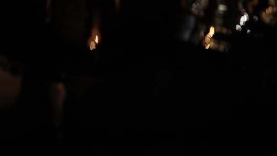 夜晚模糊光斑画面倒影