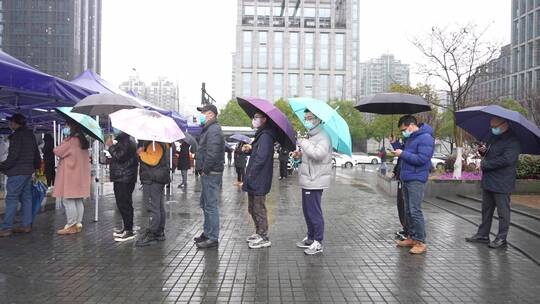 杭州加油滨江区全民冒雨新冠防疫核酸检测