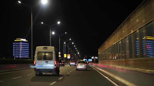 夜间开车行驶在城市道路夜晚城市车窗外风景