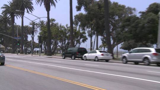 一辆汽车沿着海滨街道行驶的后pov镜头