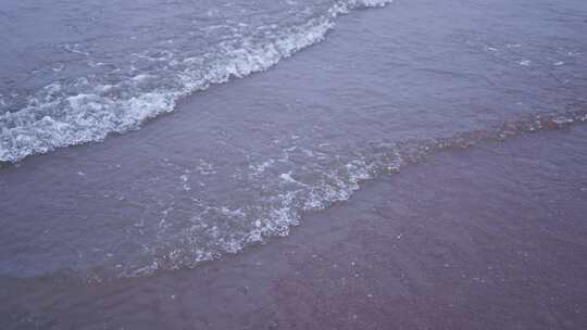 大海沙滩水波和浪花