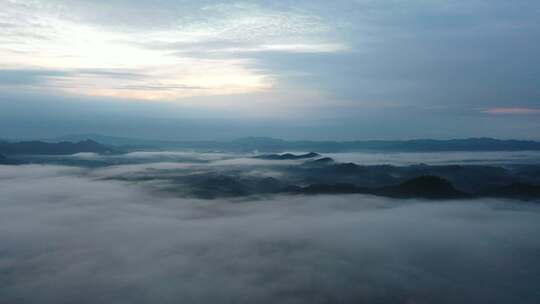 云雾笼罩的山野