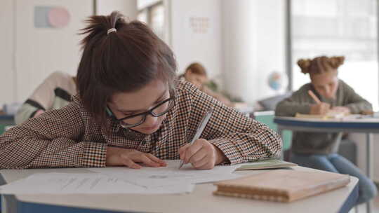 学校男孩在课堂上打盹