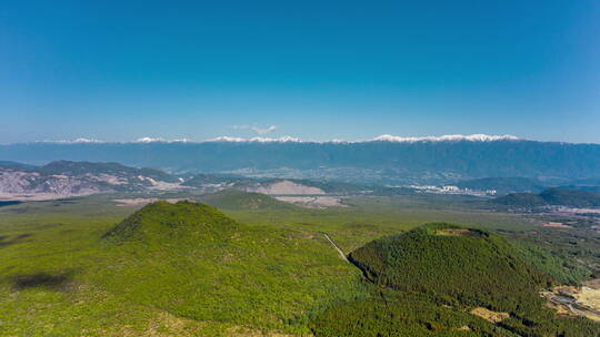 雪山下的腾冲火山群