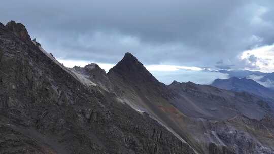 航拍四川岷山山脉四根香雪山风光