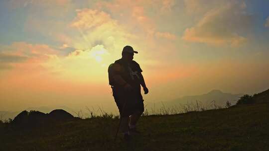 一个肥胖的男子登山者运动减肥