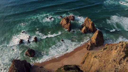 海岸边礁石与海浪俯拍景象