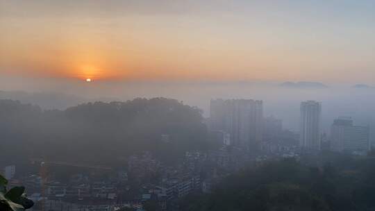 广西梧州白云山脚下日出云海延迟拍摄美景