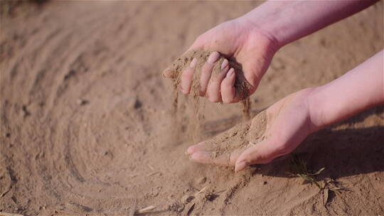农民把沙土放在手心里慢镜头