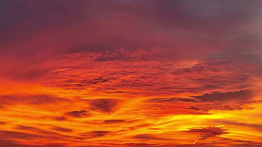火红色的晚霞朝霞火烧云橙色天空