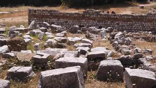 古代遗址石块堆积场景