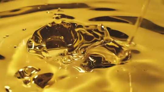 金色液体水花背景