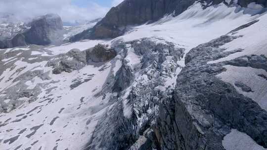 壮丽雪山景象岩石与积雪相间的风光