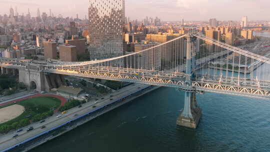 纽约风景优美的东河曼哈顿大桥上空的电影空