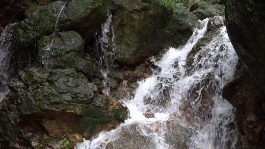 山涧溪流瀑布潺潺流水