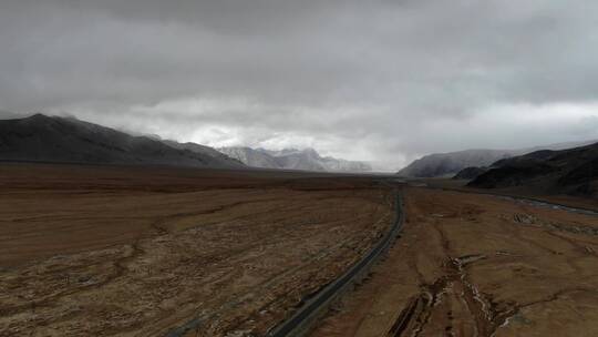 西藏喀什盘龙古道雪山湖泊风光