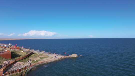 航拍青海湖断崖景区高原圣湖蓝天白云列车