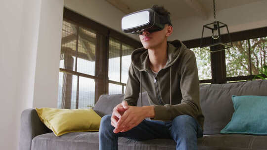 男孩在家里使用VR耳机