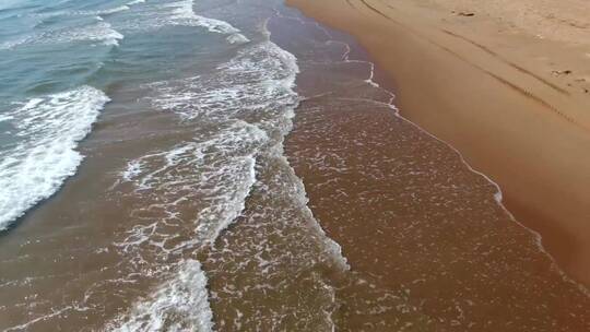 航拍海浪涌上沙滩视频素材模板下载