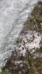 济南南部山区响呼噜泉，泉水喷涌势头强劲
