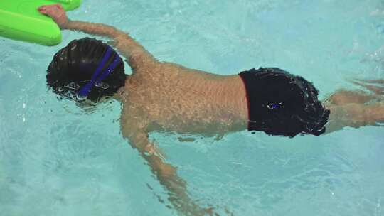 男孩子在游泳课锻炼中训练在水中呼吸