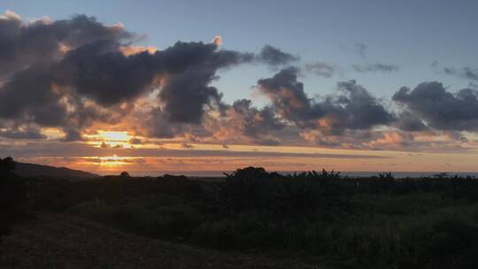 日出时分的天空美景