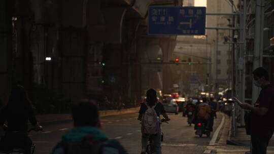 武汉洪山区夕阳下的车流