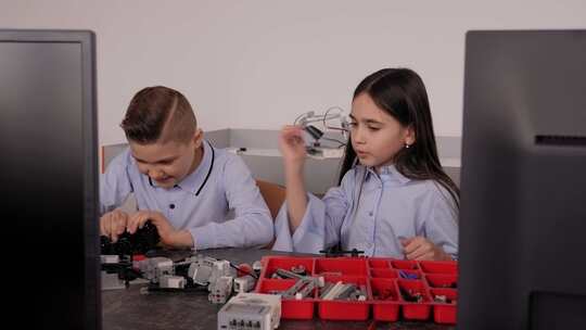 机器人学校的学童让机器人由建造者管理