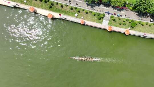 空中俯瞰龙舟在河道中行进