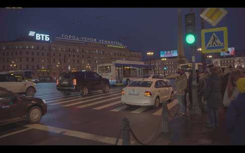 002俄罗斯 圣彼得堡 火车站 大街 行人 晚上视频素材模板下载